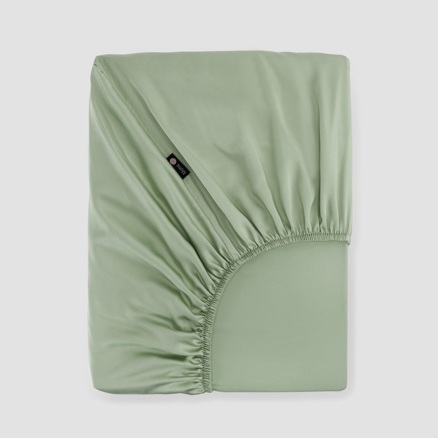 Green bamboo fitted sheet by Momo Cotton – 300-thread count sateen fabric, soft, breathable and sustainable.