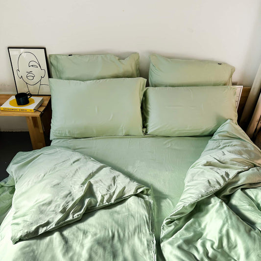 Double bed set with green bamboo sheets and pillows – soft, breathable and sustainable bedding