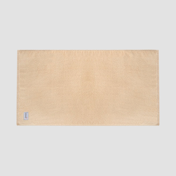 Beige bamboo bath mat by Momo Cotton – soft, absorbent, quick-drying and sustainable.